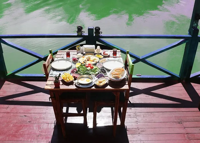 Karamazov Antik מלון *